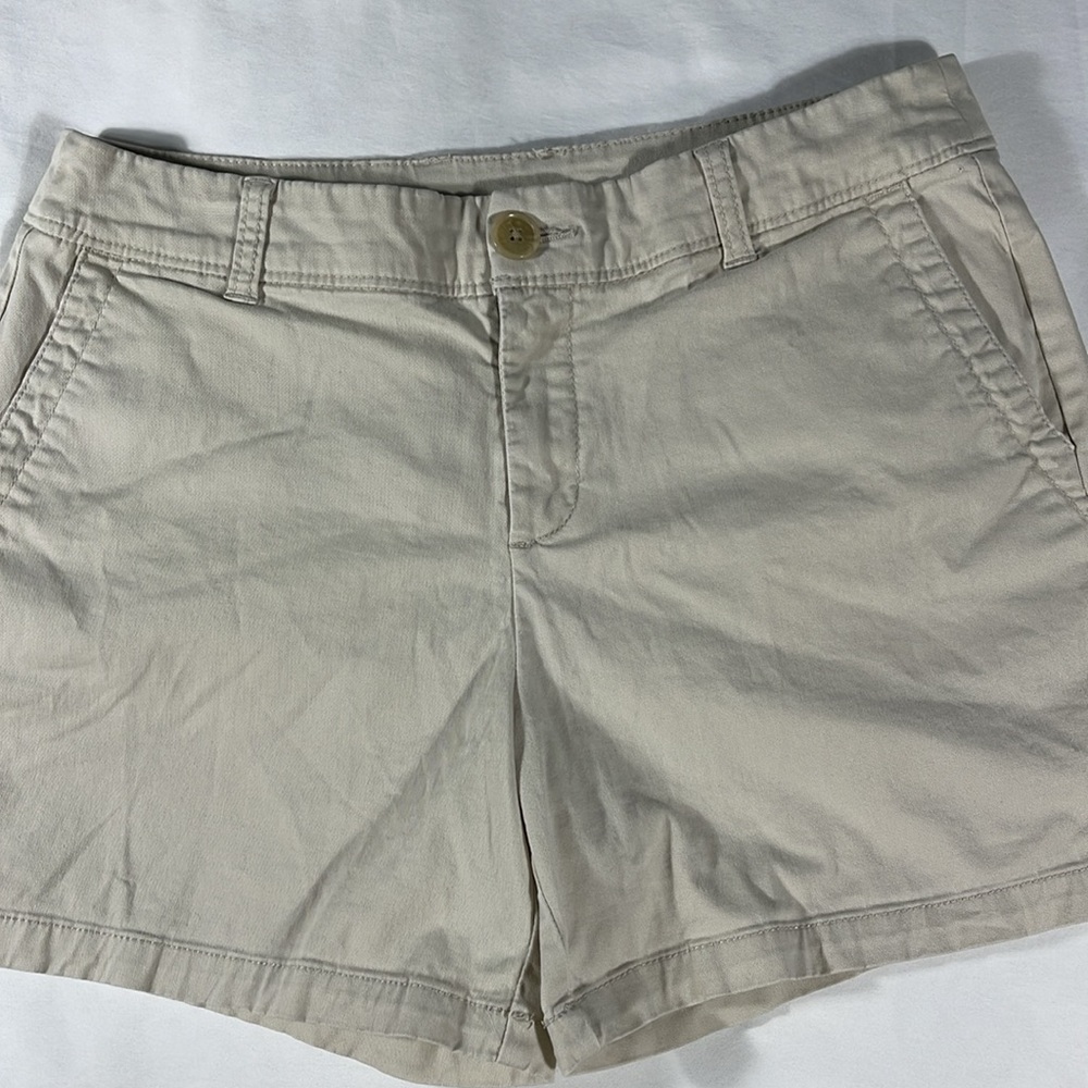 Liz Claiborne womens stone khaki flat front 5" inseam chino shorts - size 6